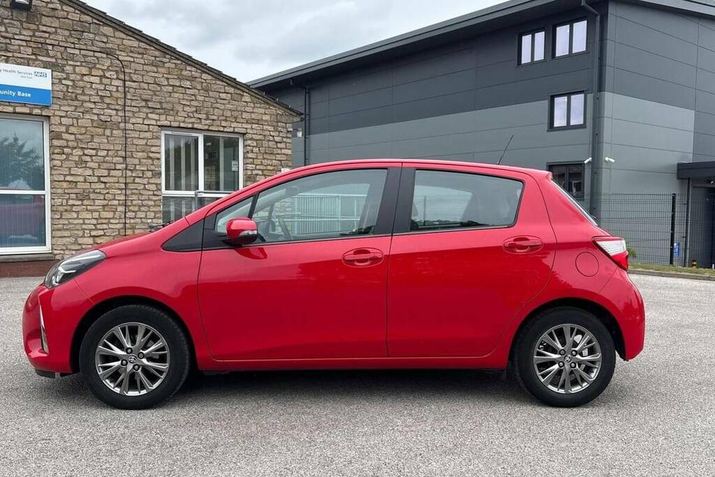 Toyota Yaris 1.5 Vvt-i Icon FY20KZZ Red #4