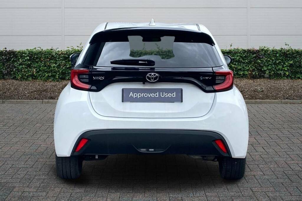 Toyota Yaris 1.5 Hybrid Design Cvt Safety Pack MM74LNC White #4