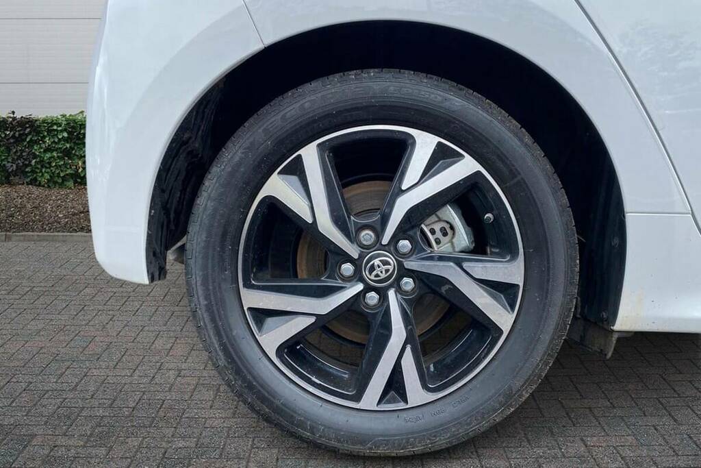 Toyota Yaris 1.5 Hybrid Design Cvt Safety Pack MM74LNC White #6