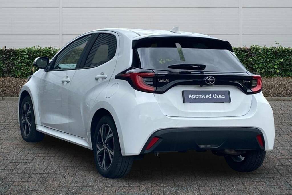 Toyota Yaris 1.5 Hybrid Design Cvt Safety Pack MM74LNC White #2