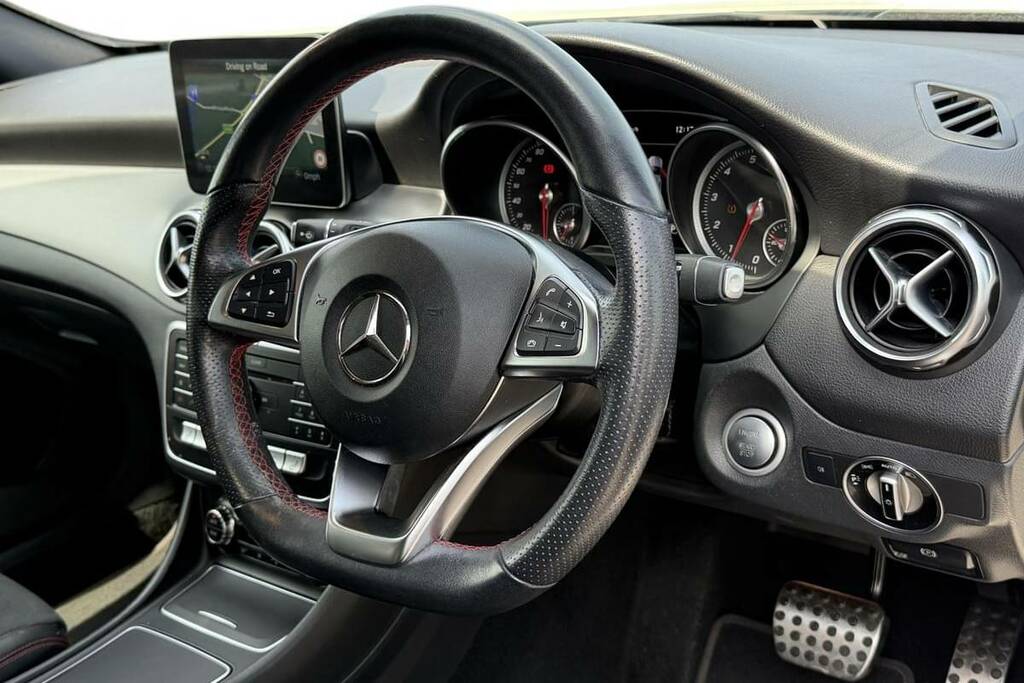 Mercedes-Benz GLA Class 180 Amg Line Edition Plus VK69HMG White #4