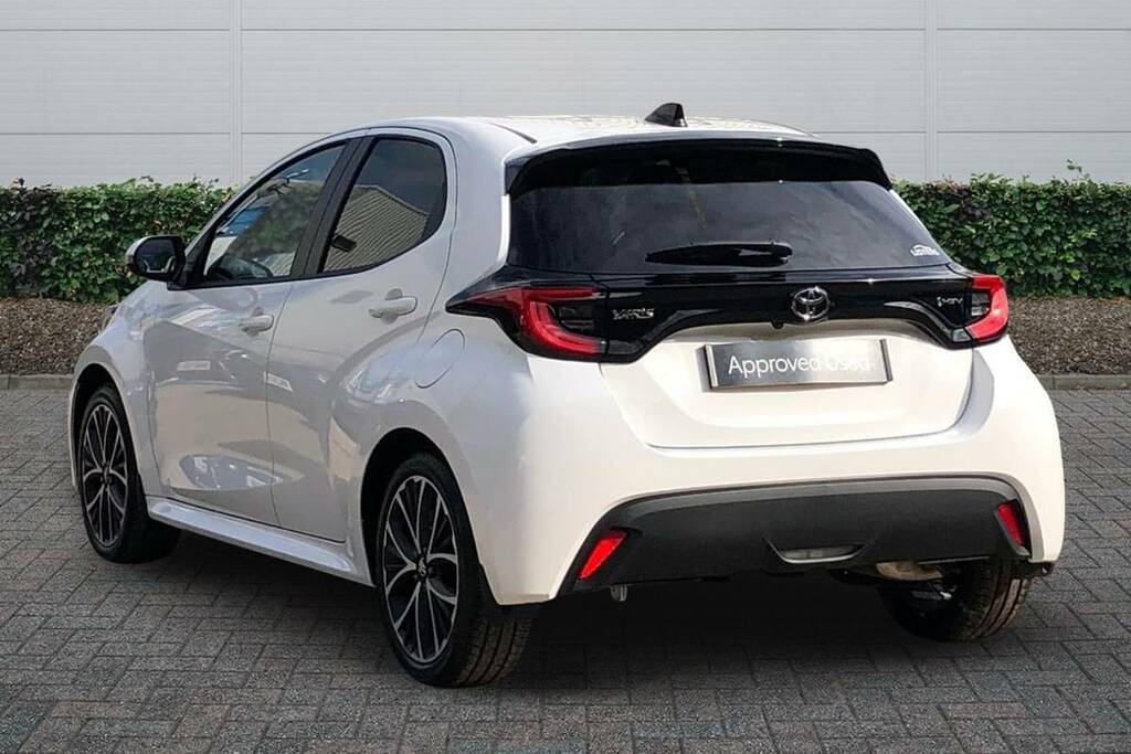 Toyota Yaris 1.5 Hybrid Design Cvt White #2