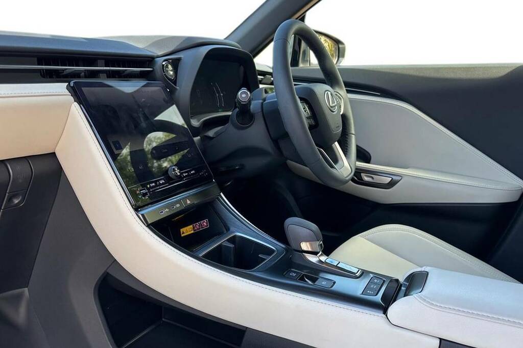 Lexus LBX 1.5 Premium E-cvt VK25WBX White #5