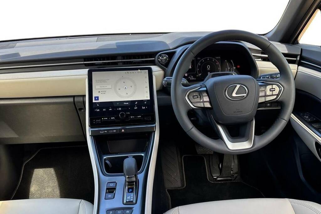 Lexus LBX 1.5 Premium E-cvt VK25WBX White #6