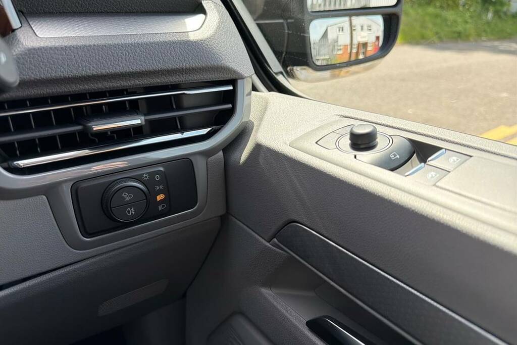 Volkswagen Transporter Shuttle 160Kw 65Kwh Minibus Style Black #6