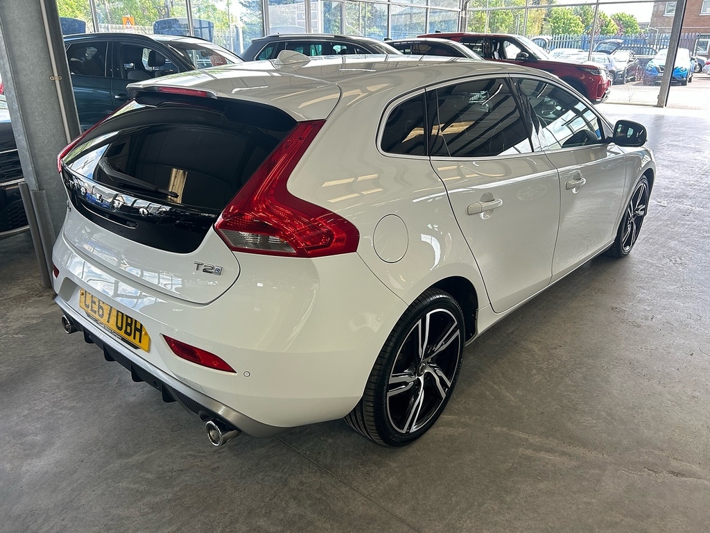 Volvo V40 2.0 T2 R-design Pro Hatchback Eu CE67OBH White #4