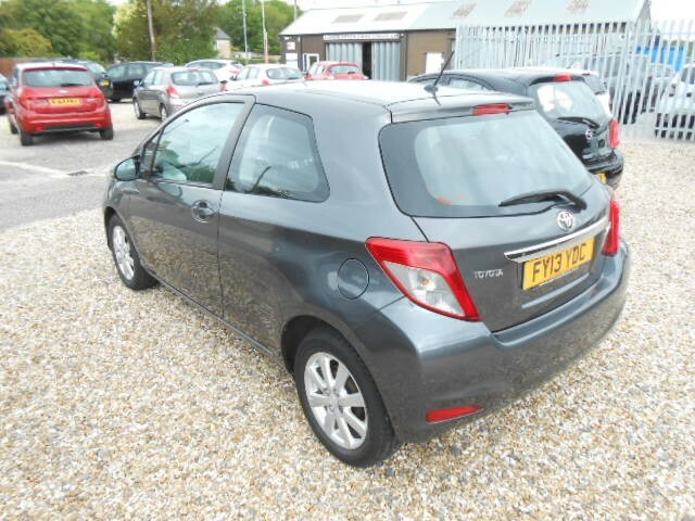 Toyota Yaris Hatchback 1.3 Dual Vvt-i Tr 2013 Grey #2