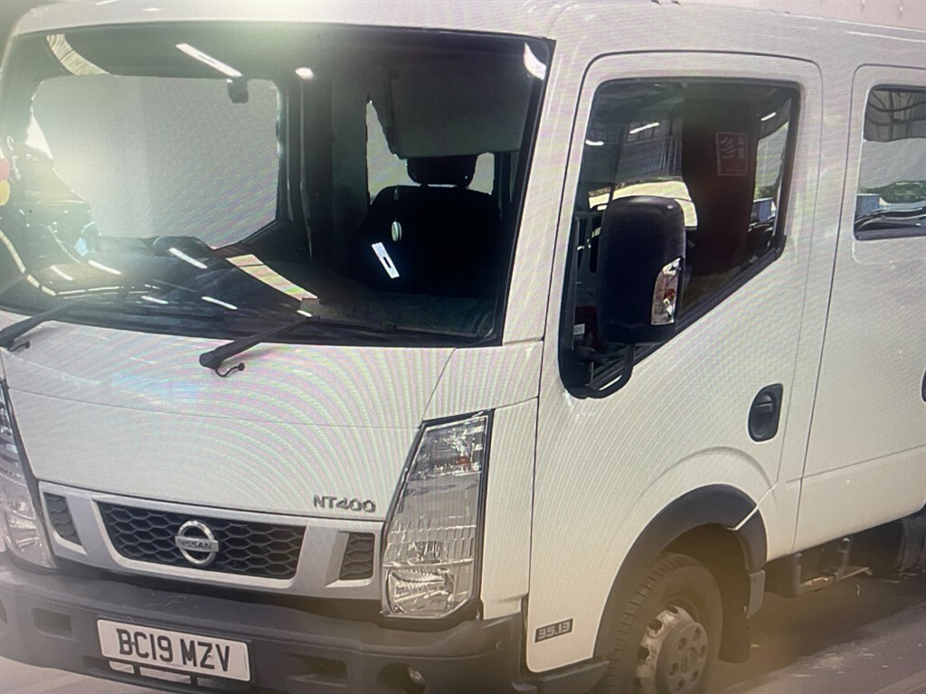 Nissan NT400 Dci 35.13Dropside Crew-cab White #3