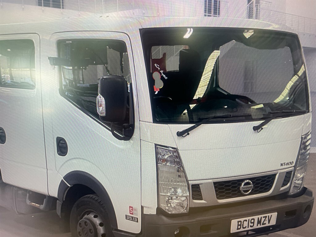 Nissan NT400 Dci 35.13Dropside Crew-cab White #2