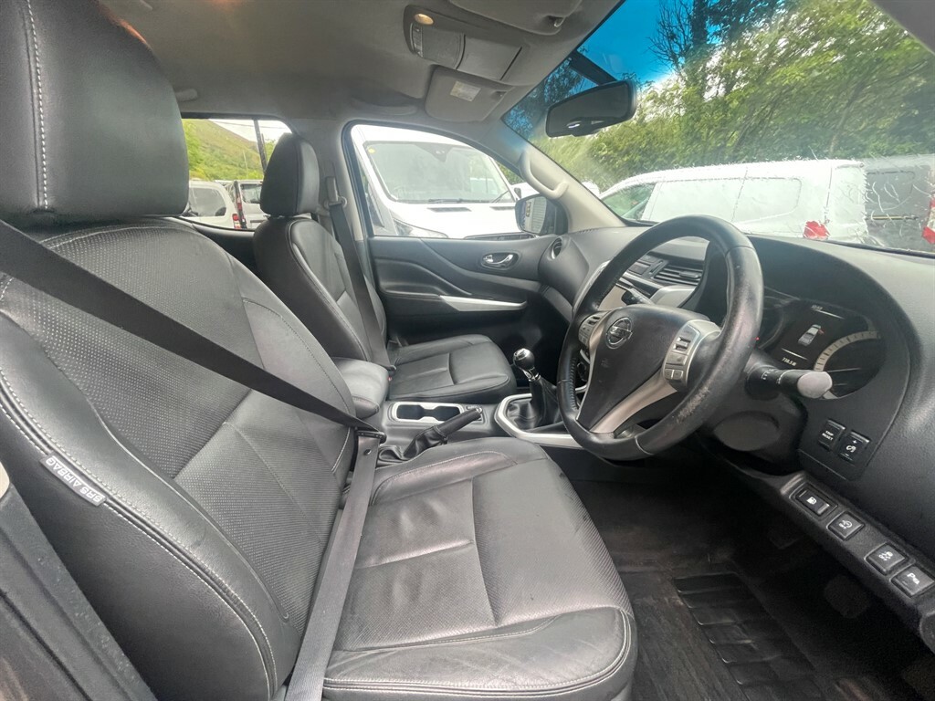 Nissan Navara Dci Tekna 4X4 Dcb Crew-cab LO67WYR Grey #3