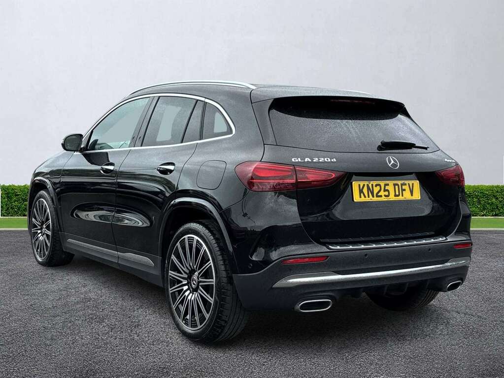 Mercedes-Benz GLA Class Gla 220D 4Matic Amg Line Premium Plus KN25DFV Black #2
