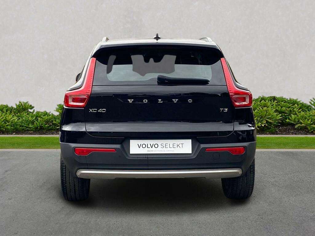 Volvo XC40 1.5 T3 163 Momentum Geartronic Black #4