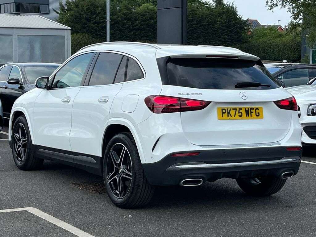 Mercedes-Benz GLA Class Gla 200 Amg Line Executive White #2