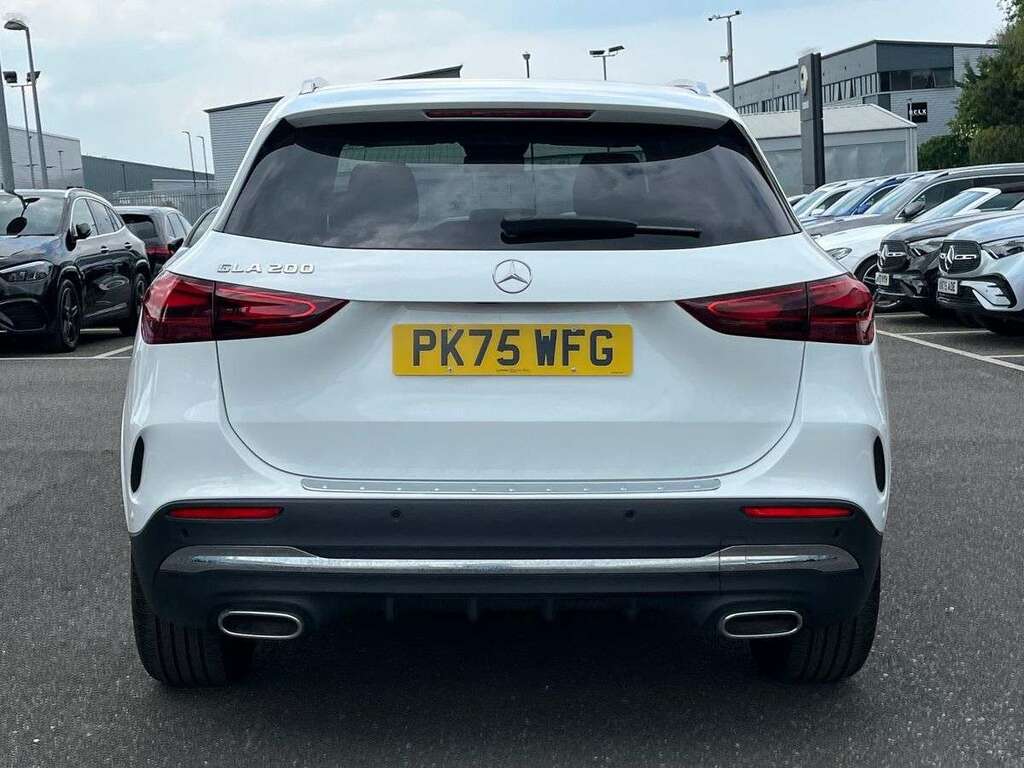 Mercedes-Benz GLA Class Gla 200 Amg Line Executive White #4