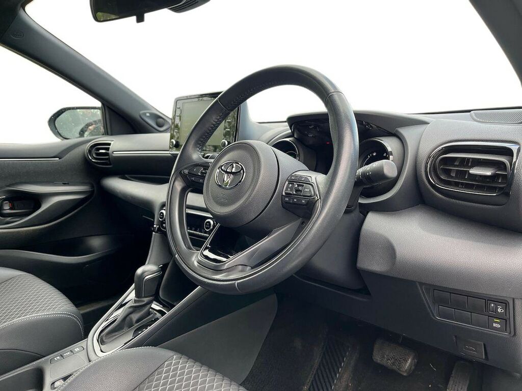 Toyota Yaris 1.5 Vvt-h Dynamic Hatchback Hybrid E-cv UGZ7717 Silver #6