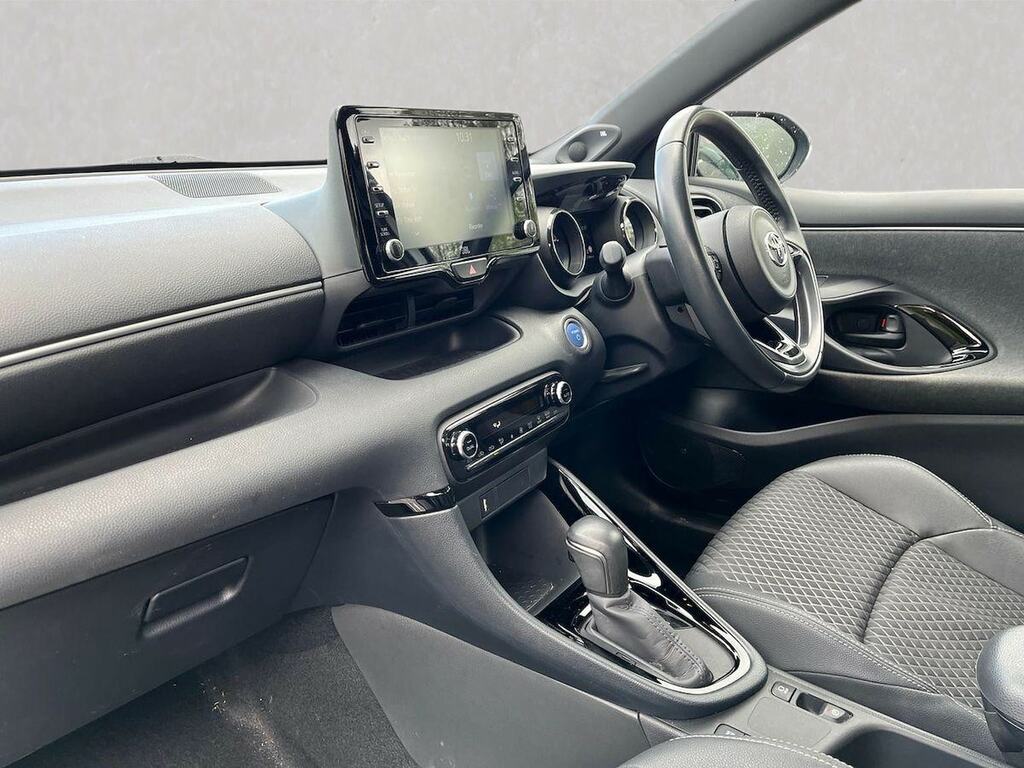 Toyota Yaris 1.5 Vvt-h Dynamic Hatchback Hybrid E-cv UGZ7717 Silver #2