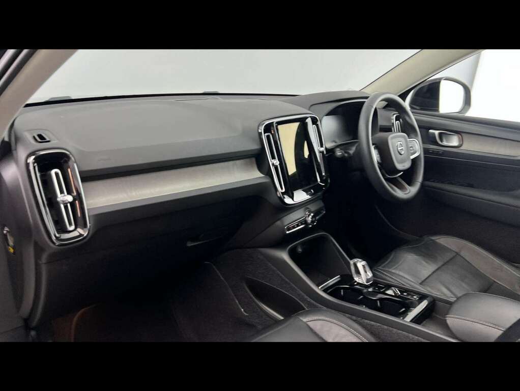 Volvo XC40 1.5 T4 Recharge Phev Inscription LK22RVM Black #3