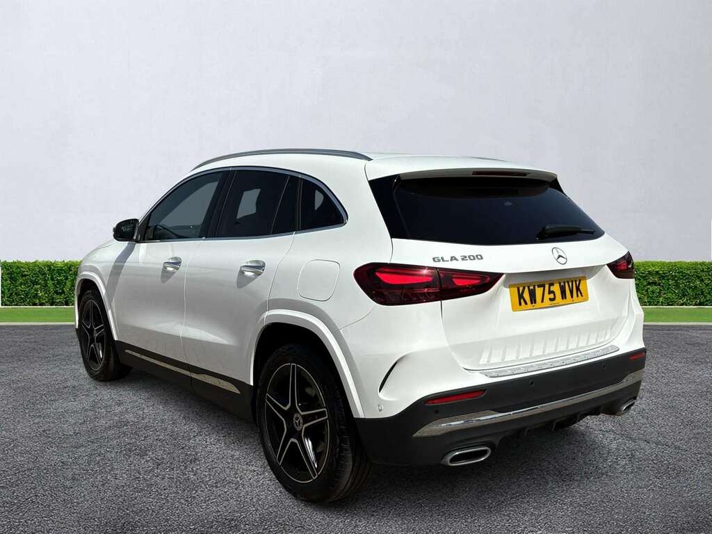 Mercedes-Benz GLA Class Gla 200 Amg Line Executive White #2