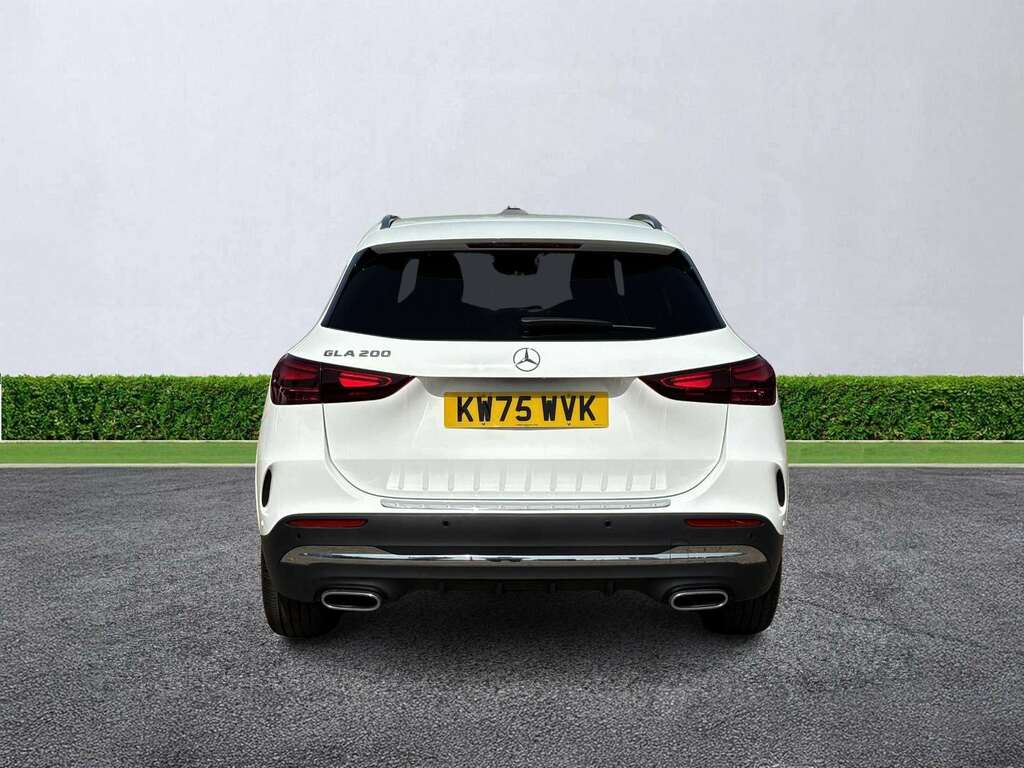 Mercedes-Benz GLA Class Gla 200 Amg Line Executive White #4