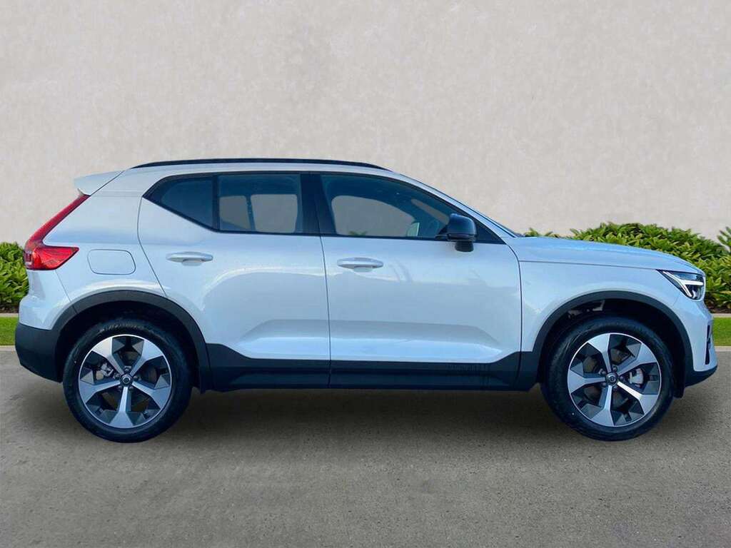 Volvo XC40 2.0 B4p Plus Dark SB75NDK White #3