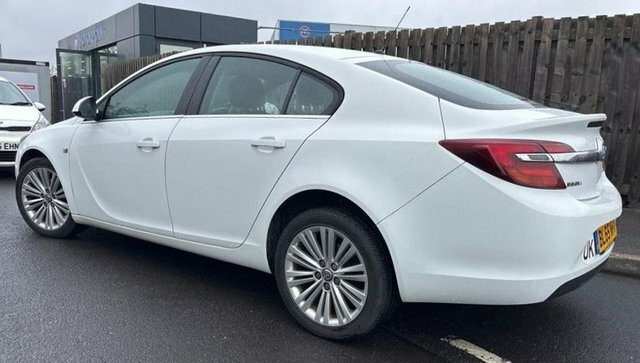 Vauxhall Insignia 2.0 Cdti Energy Hatchback Euro 5 BL65NHV White #2