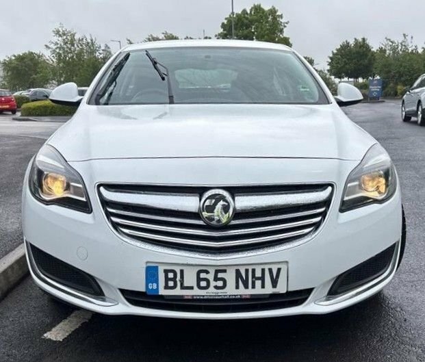 Vauxhall Insignia 2.0 Cdti Energy Hatchback Euro 5 BL65NHV White #3