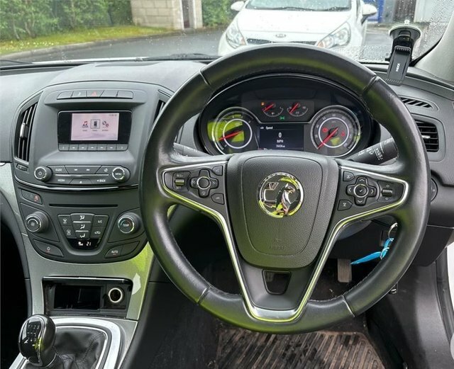 Vauxhall Insignia 2.0 Cdti Energy Hatchback Euro 5 BL65NHV White #5