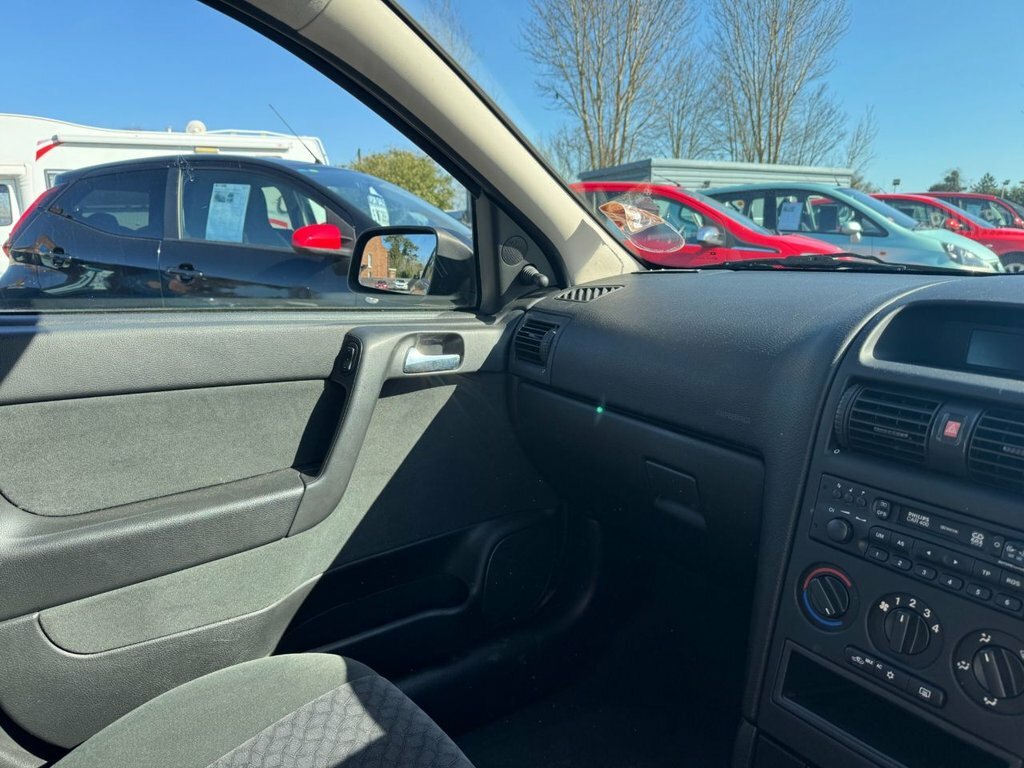Vauxhall Astra 1.6 Elegance 16V 99 Bhp Red #41