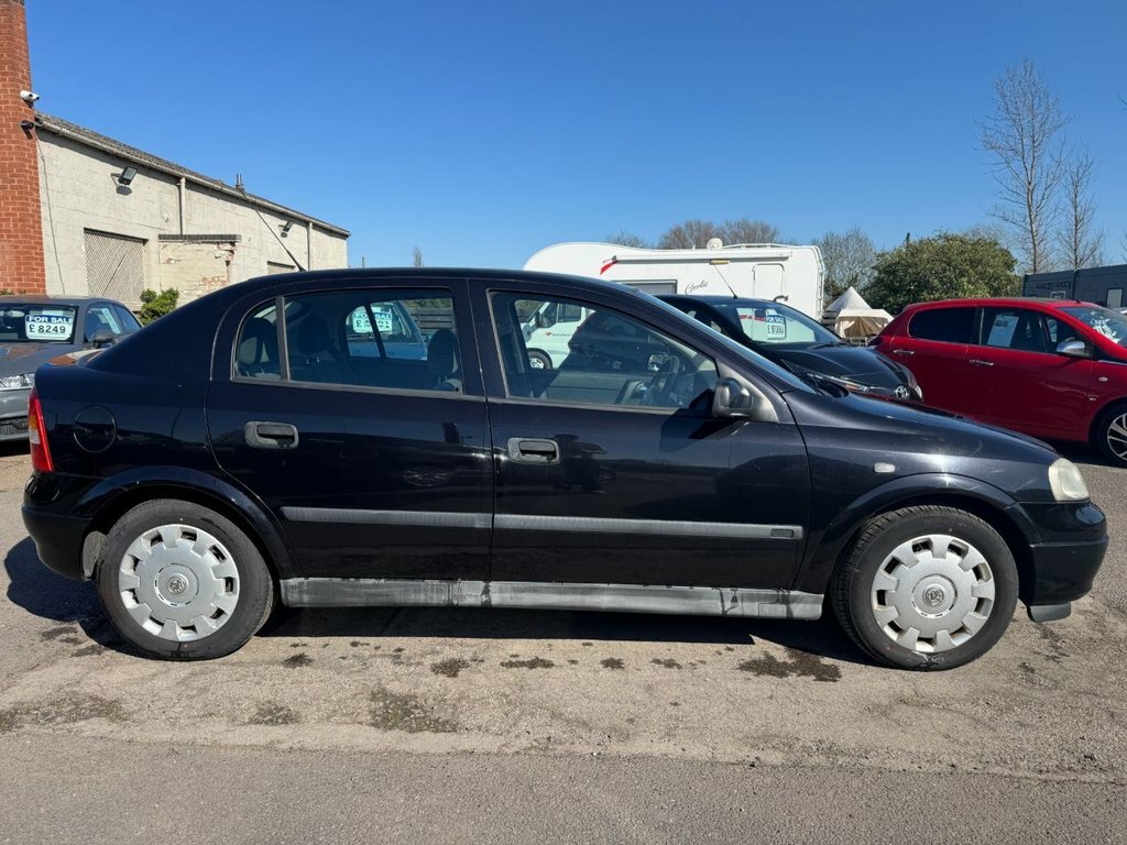 Vauxhall Astra 1.6L Club Black #2