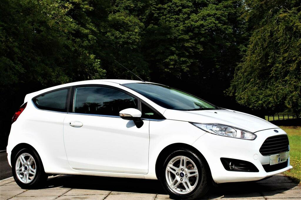 Ford Fiesta Hatchback 1.25 Zetec Euro 5 201515 White
