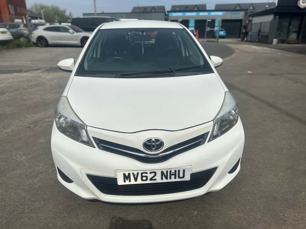 Toyota Yaris 1.33 Vvt-i Tr Hatchback MV62NHU White #2