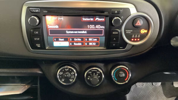 Toyota Yaris 1.33 Vvt-i Tr Hatchback MV62NHU White #5