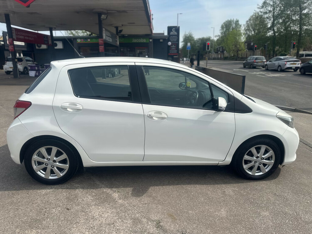 Toyota Yaris 1.33 Vvt-i Tr Hatchback MV62NHU White #4