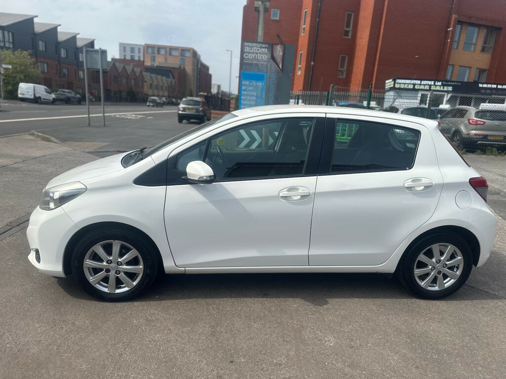 Toyota Yaris 1.33 Vvt-i Tr Hatchback MV62NHU White #3
