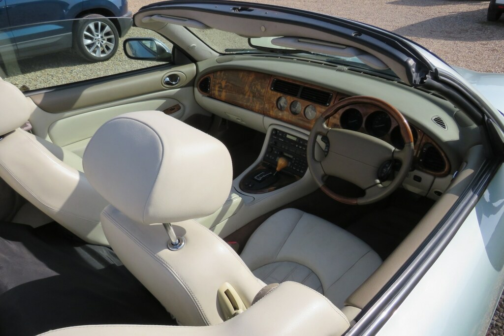 Jaguar XK8 4.0 2dr Auto Silver #5