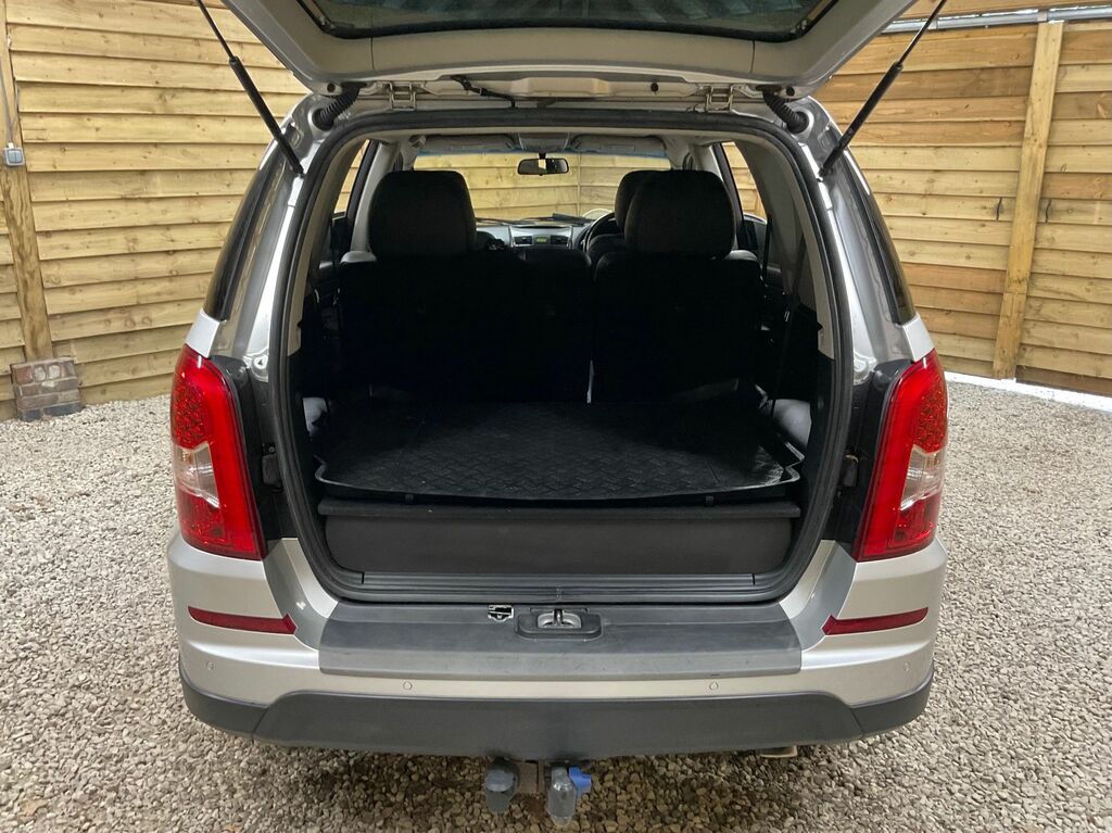 SsangYong Rexton  White #45