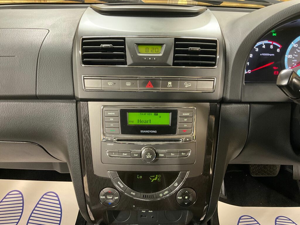 SsangYong Rexton  White #40