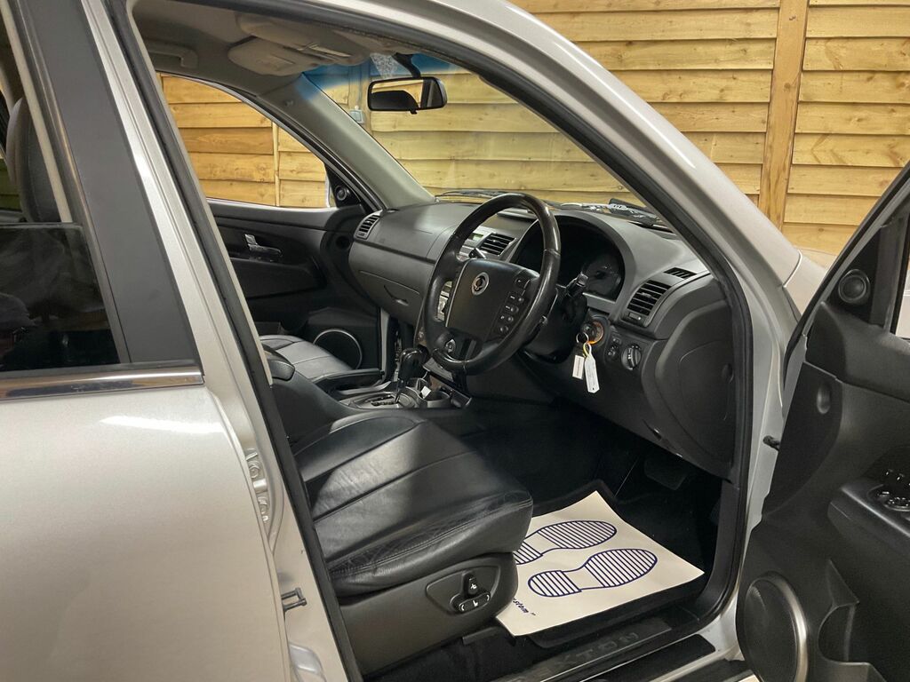SsangYong Rexton  White #11