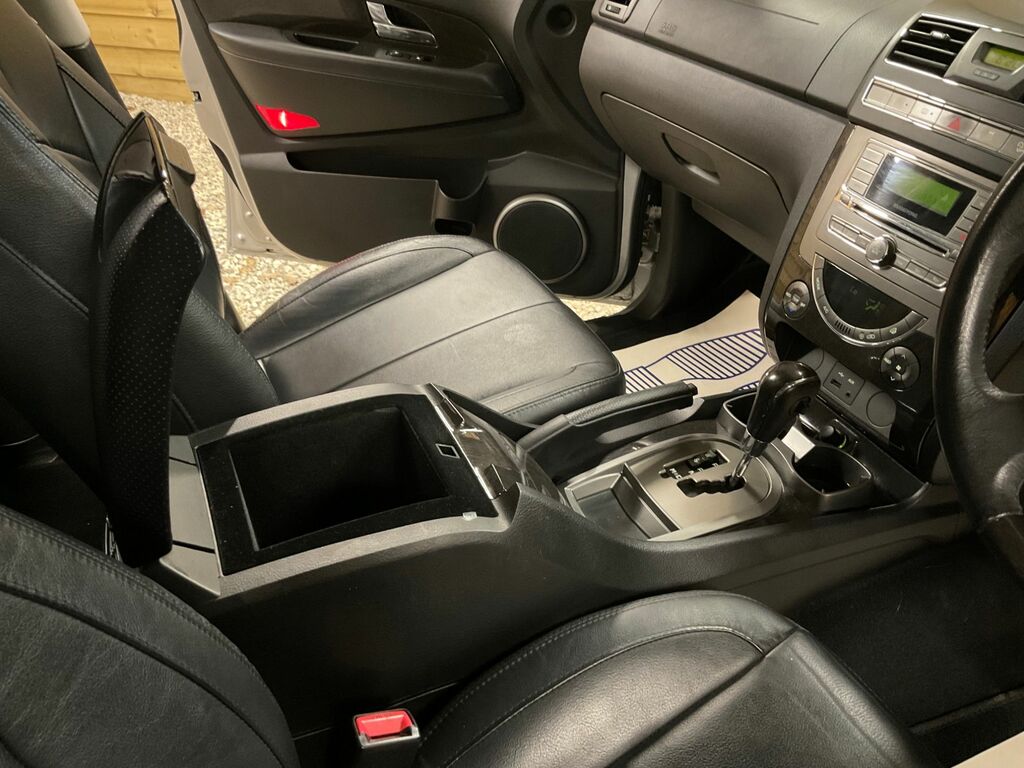 SsangYong Rexton  White #44