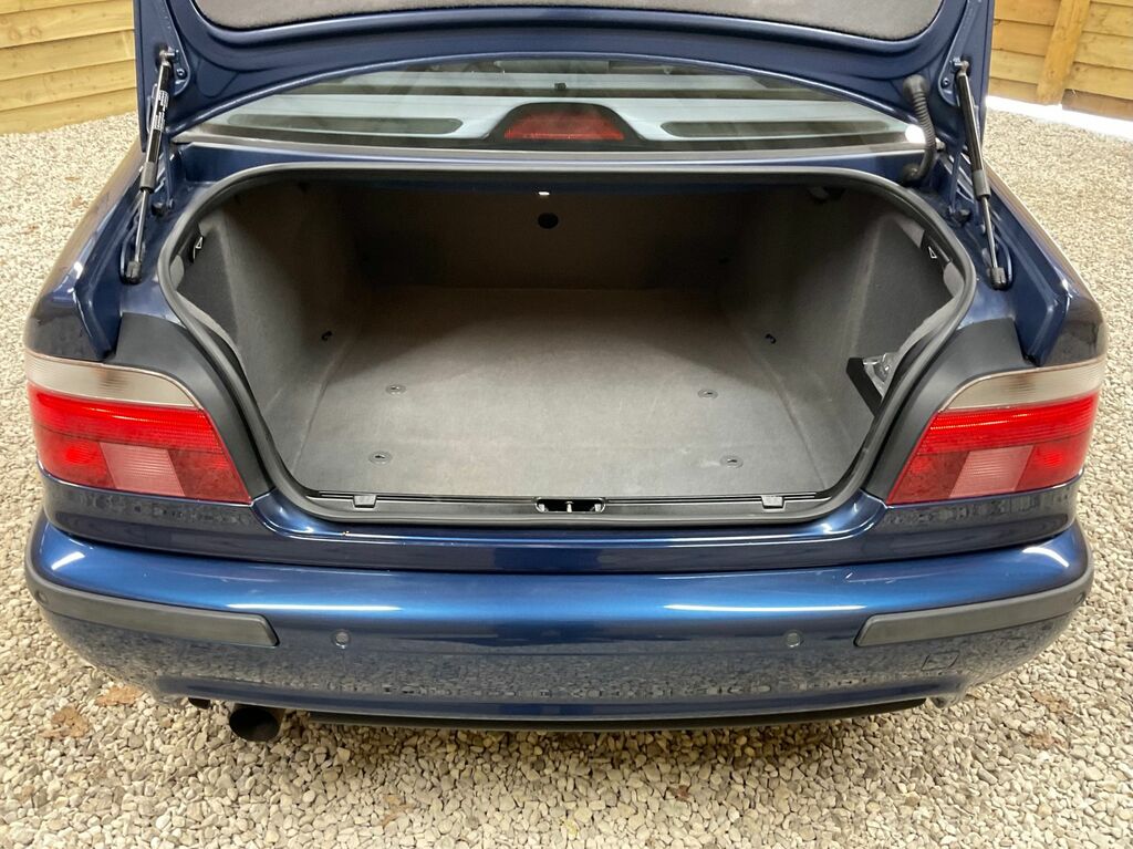 BMW 5 Series Se Black #44