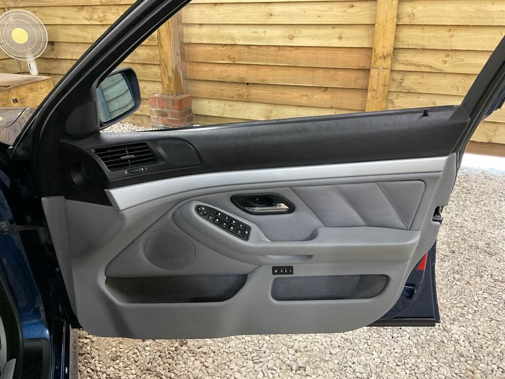 BMW 5 Series Se Black #8