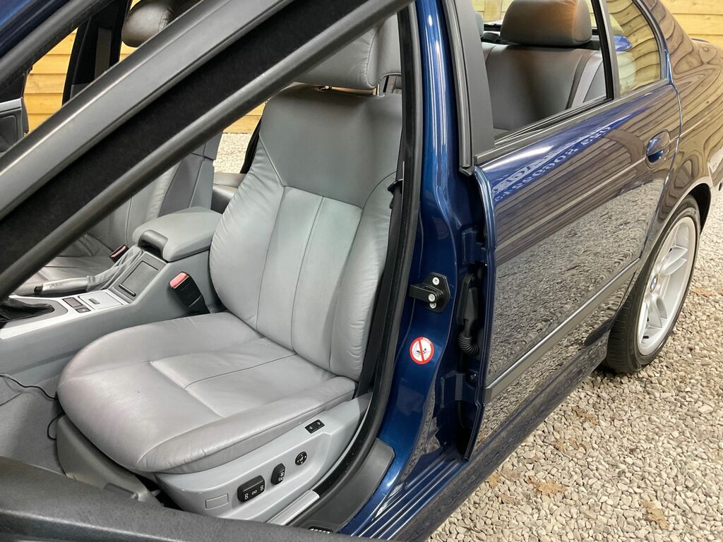 BMW 5 Series Se Black #23