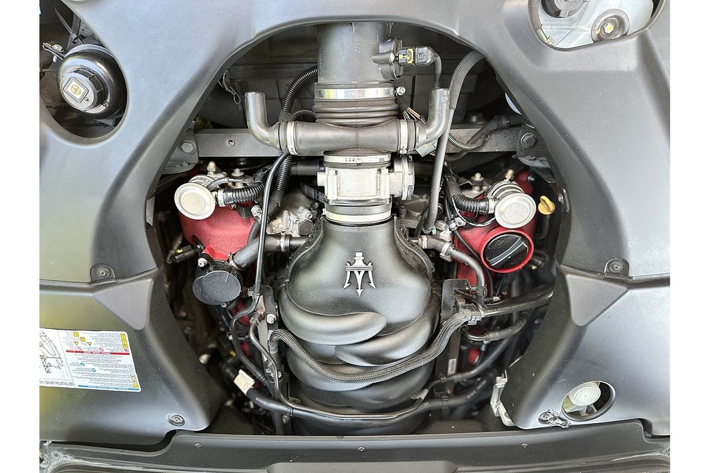 Maserati GranTurismo 4.7L S White #19
