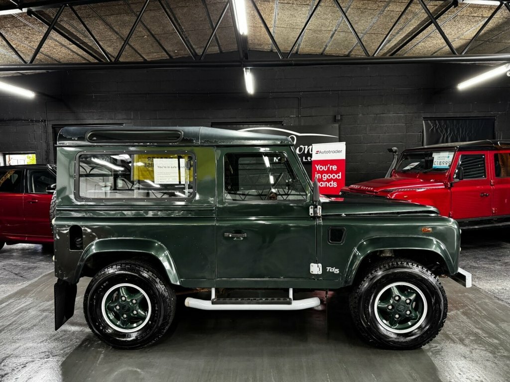Land Rover Defender 90 Suv Green #2