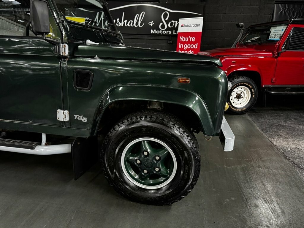 Land Rover Defender 90 Suv Green #3