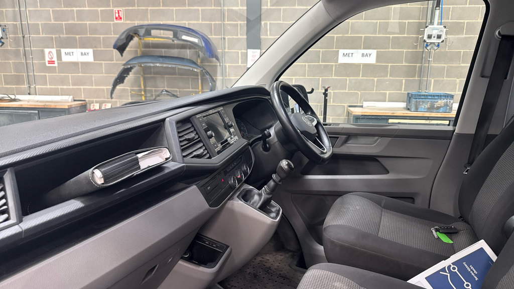 Volkswagen Transporter Transporter 2.0 Tdi 150 Startline Kombi Van GF72CPZ White #2