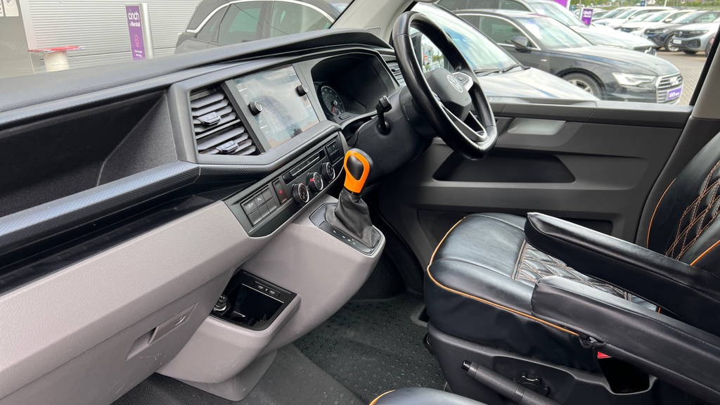 Volkswagen Transporter Transporter 2.0 Bitdi 199 Highline Kombi Van Dsg OY21KTO Black #2