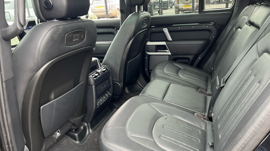 Land Rover Defender 110 Defender 3.0 D300 X-dynamic Hse 110 VK70YGR Black #4
