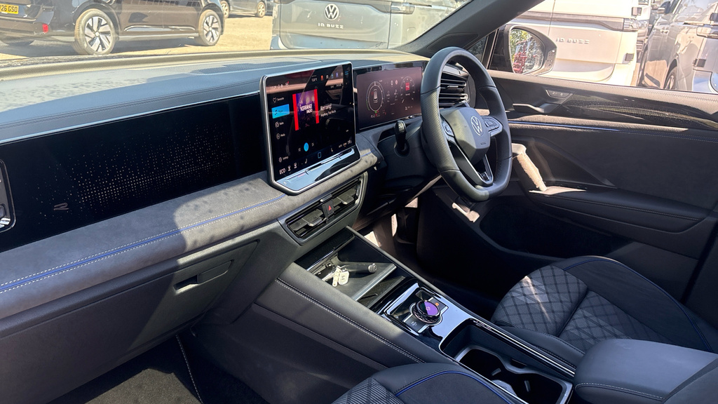 Volkswagen Tiguan Tiguan 1.5 R-line Tsi Ehybrid 272Ps Dsg FX26ZGL Black #2