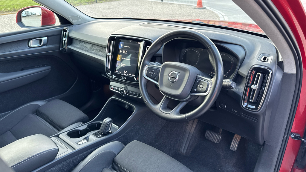 Volvo XC40 Xc40 1.5 T3 163 Momentum Pro Geartronic NL20ZFU Red #4